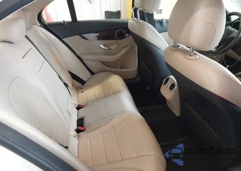 2017 Mercedes-Benz C 300 4Matic z USA, uszkodzony, nr VIN 55SWF4KB1HU227739